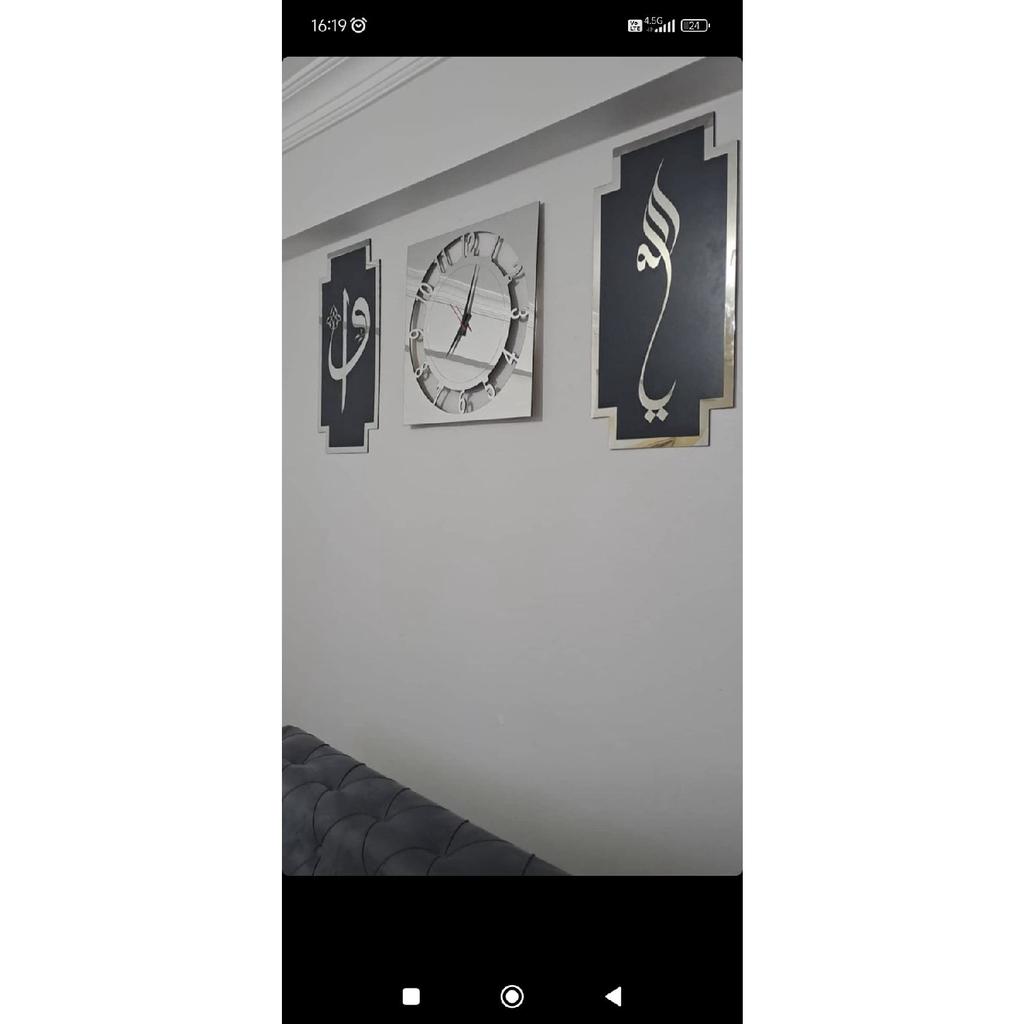 Wanduhr und Gemälde