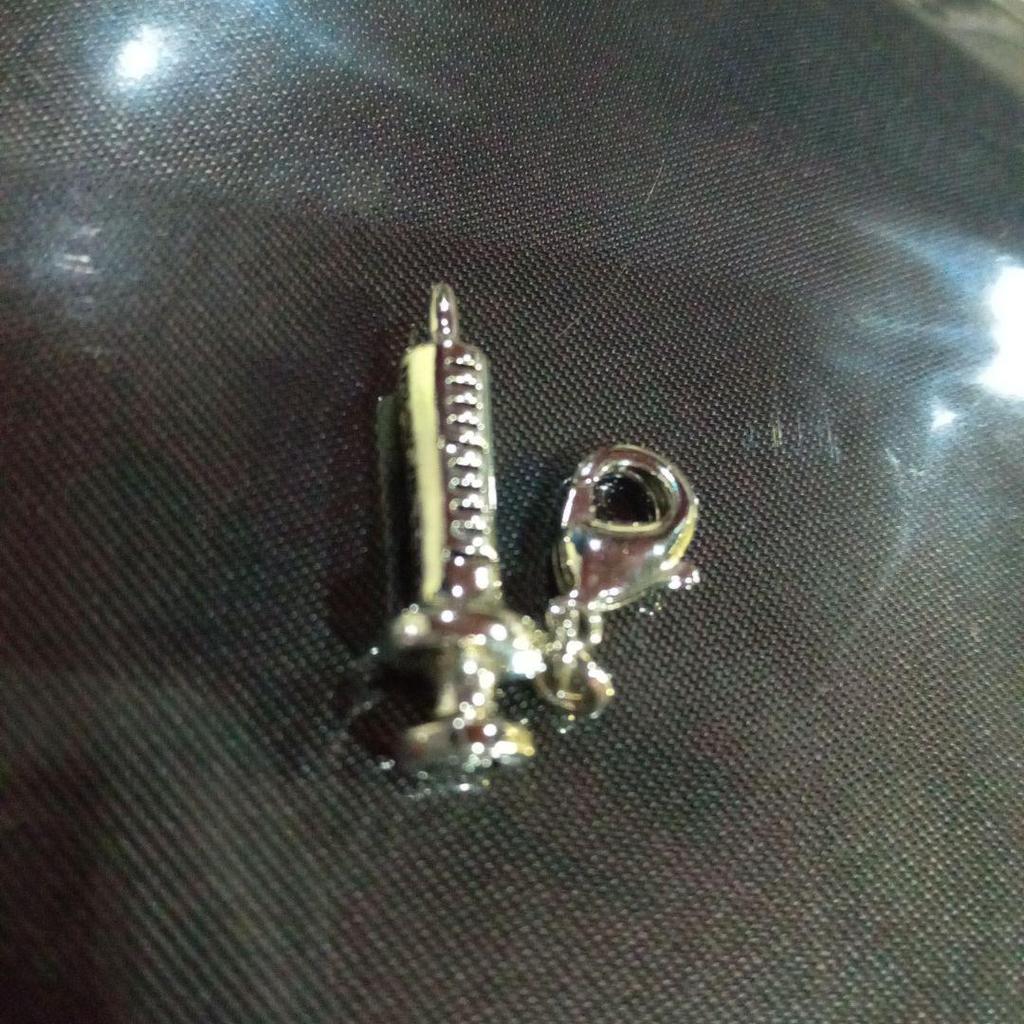 Used Q-pot Syringe-shaped silver charm approx. 2.3cm