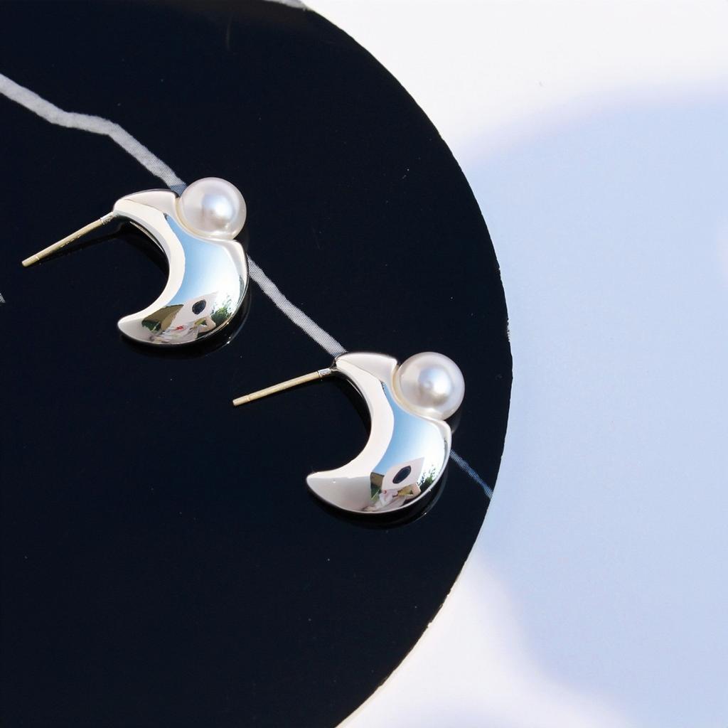 New Fashionable Smooth Silver Curved Moon Compact Commuter Earrings Women'S Fashion Inlaid Pearl Stud Earrings 691