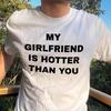 31 Meine Freundin ist heißer als du - Lustiges Partner-T-Shirt, Geschenk für Freund, Sarkastisches Unisex-T-Shirt