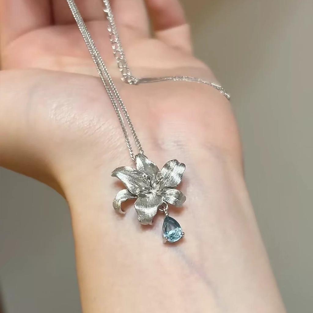 Agile Compact Versatile Personalized Lily Flower Pendant Necklace
