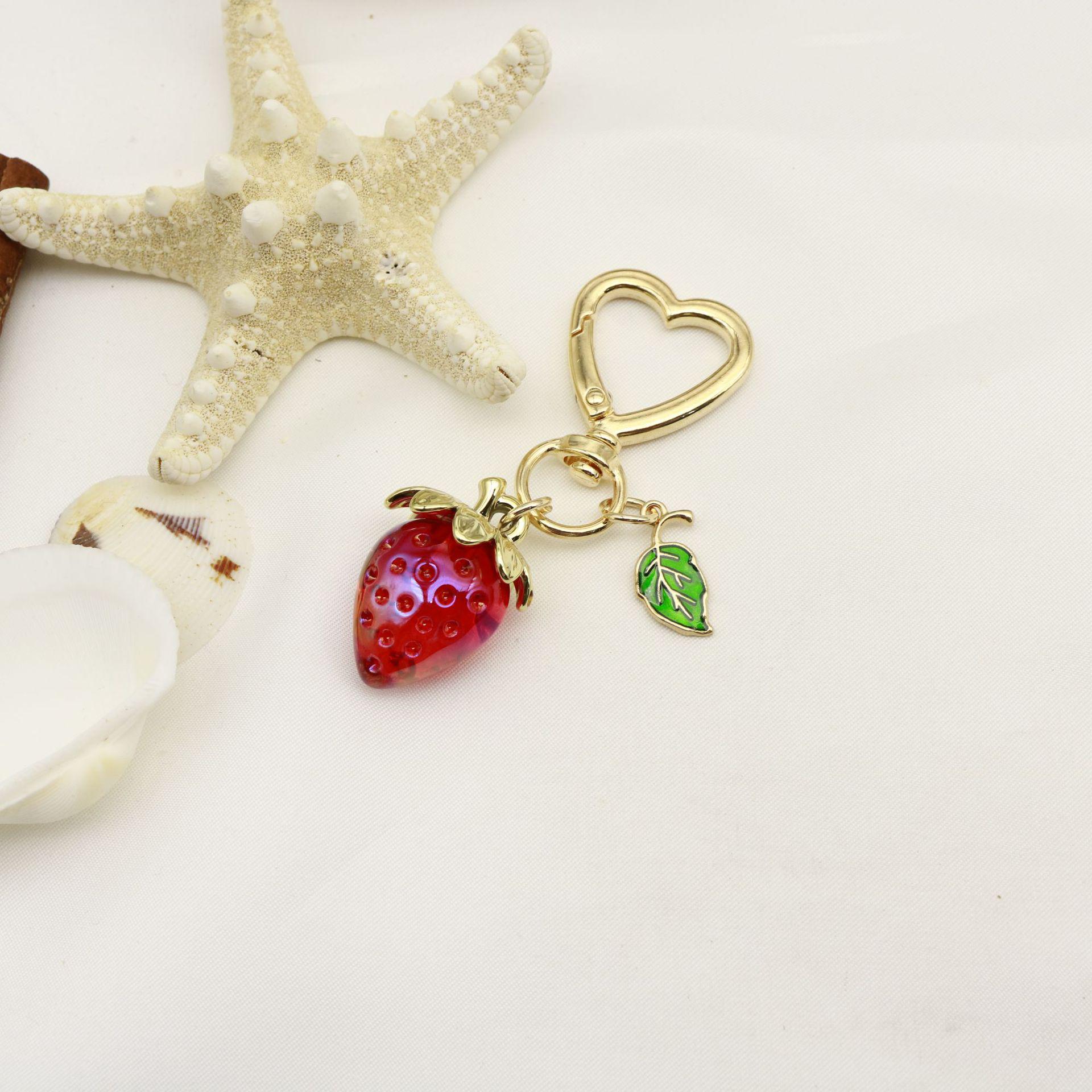 Creative Fashion Strawberry Daisy Luxury Keychain - Cute Girly Sweetheart Heart-Shaped Bag Charm.