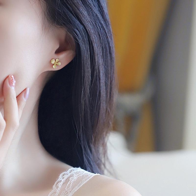 Gold Flower Stud Earrings for Women - Retro Design, High-End Luxury Jewelry