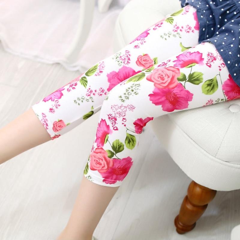 Neuer Stil Milchseide Stretch-Leggings für Mädchen, bedrucktes Design, dünne Passform für Frühling und Sommer, geeignet für mittelgroße und große Kinder, Capri-Hosen