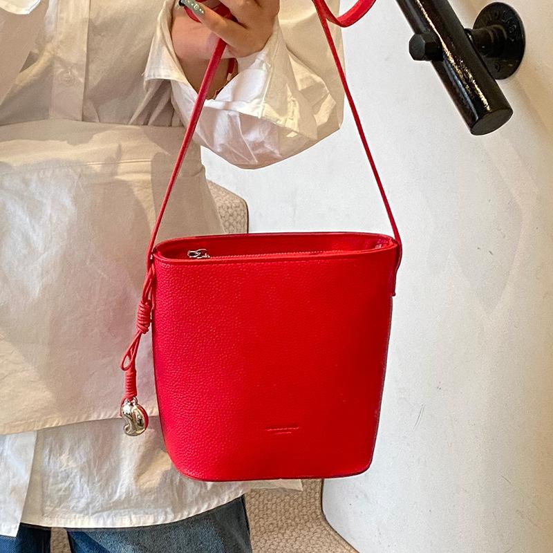 Korean version of fashion niche simple wind bucket bag women's spring and summer hot sale casual versatile commuter advanced sense messenger bag