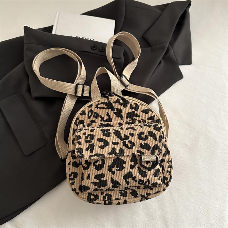 

Мини рюкзак с леопардовым принтом женский новый ретро мессенджер маленький рюкзак для выхода портативный женский мессенджер маленькая школьная сумка single package хаки