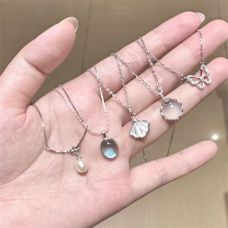 Design A Simple and Elegant Necklace with A Moonstone Pendant, Suitable for All Occasions and Perfect for Collarbone