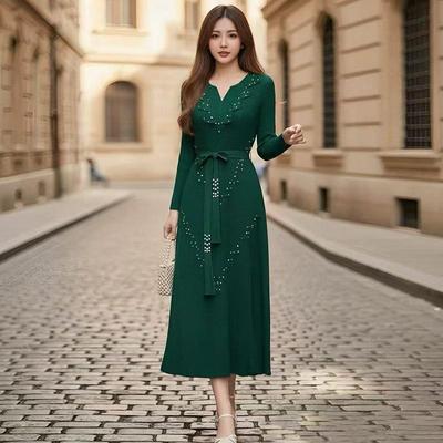 Elegant European & American Plus Size Pleated Dress: Waist-Cinching, Slimming, with Stylish Drill Details.