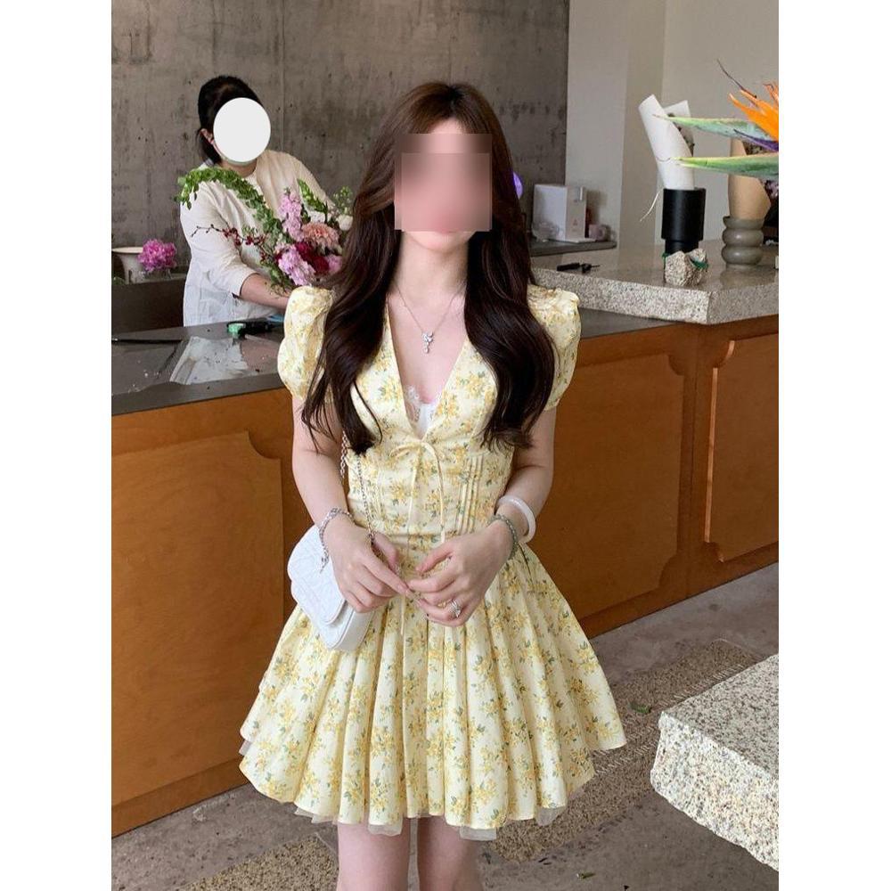 Style Temperament Bubble Sleeve Floral V-neck Lace-up Dress Summer New Waist Light Yellow Pleated Short Skirt