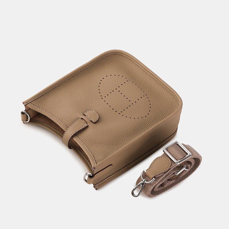 Mini Schulter-Crossbody-Tasche aus Vollnarbenleder, Fassförmige Box-Tasche, Weiches Kordelzug-Schnallendesign