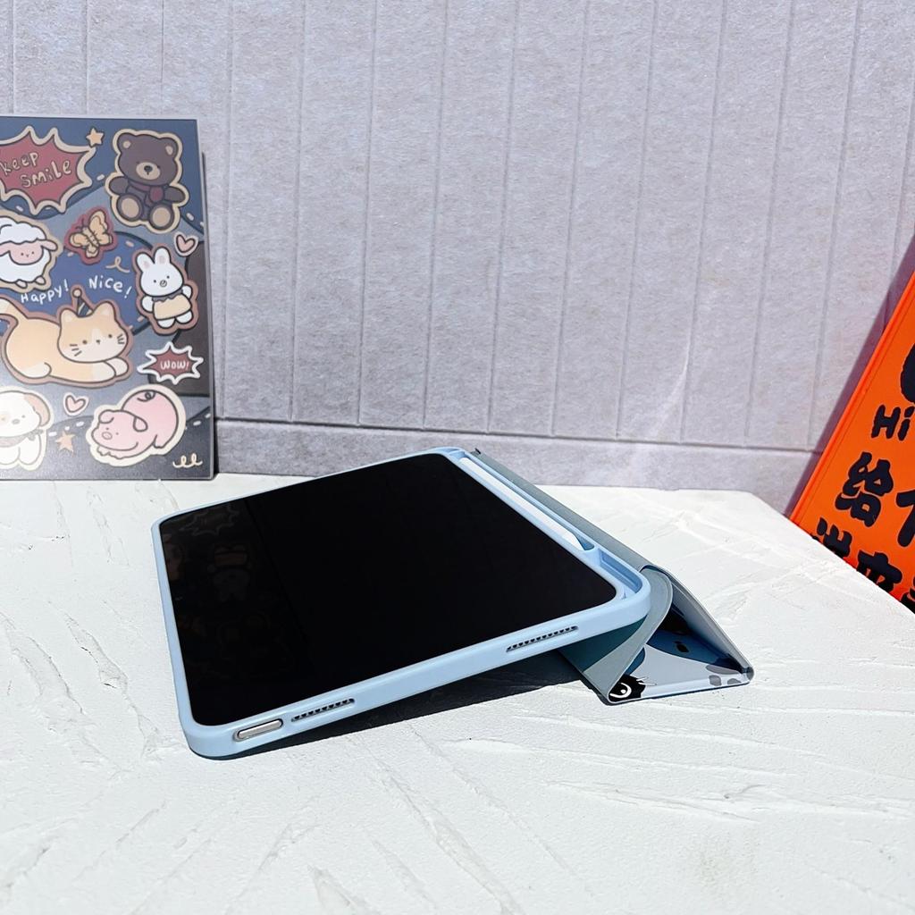Cartoon Style Tri-Fold Case for iPad/iPad Pro 2021 - Old Dog Cat Design