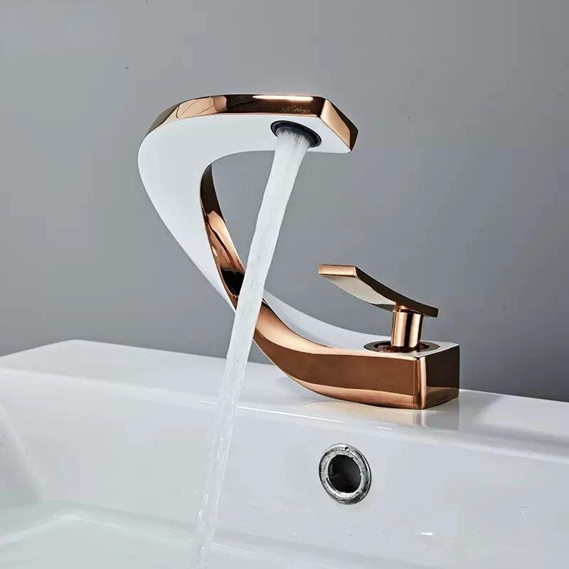 Rubinetto per lavabo da bagno in ottone Acqua calda e fredda Rubinetti per lavabo Creativo Lussuoso Rubinetto per lavabo Montaggio a ponte Torneira Banheiro Vintage