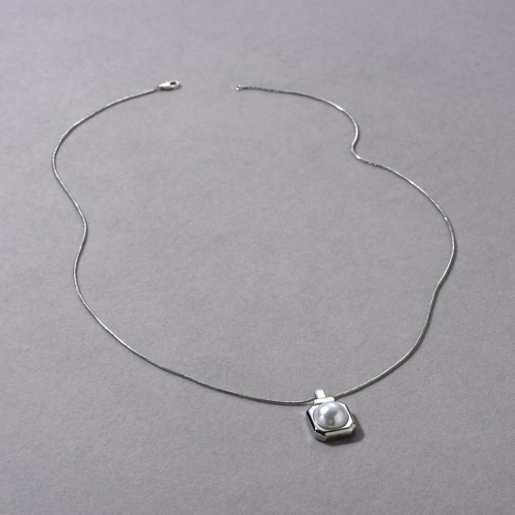 Simple And Fashionable Personality, Versatile Copper-Plated Platinum Inlaid Pearl Square Pendant, Collarbone Chain, Niche Design Necklace, Women