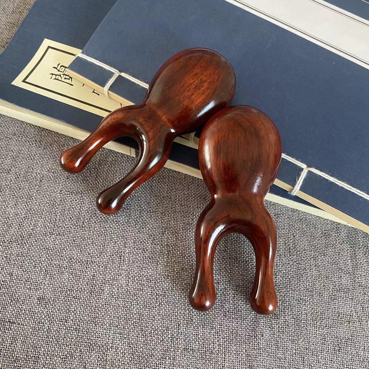 

Палисандровый скребок для носа из рога носорога - Портативный, изысканное мастерство для прочищения меридианов и массажа акупунктурных точек.