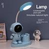 Anpassbare LED Astronauten Schreibtischlampe – Augenfreundliches Nachtlicht für Studenten, Perfekt als Geschenk