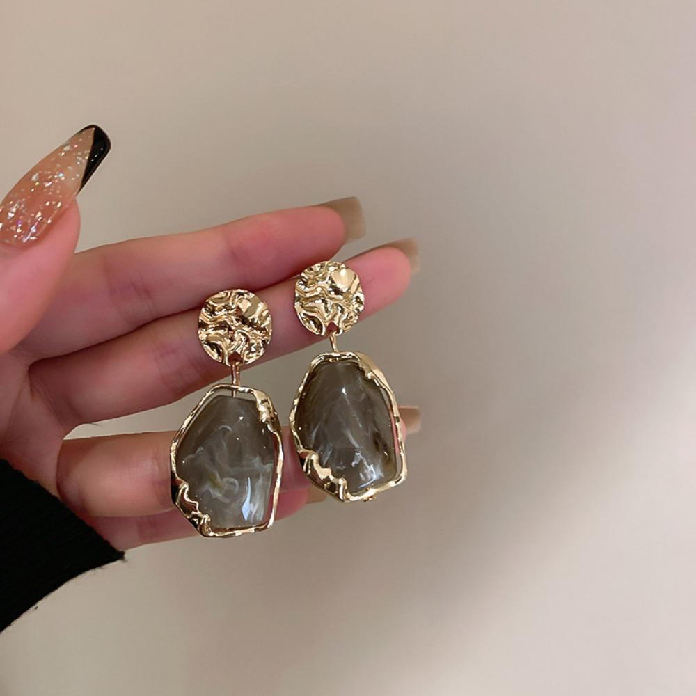 Silver Needle Retro Flower Pearl Earrings French Niche Stud Earrings Light Luxury High-end Earrings Women