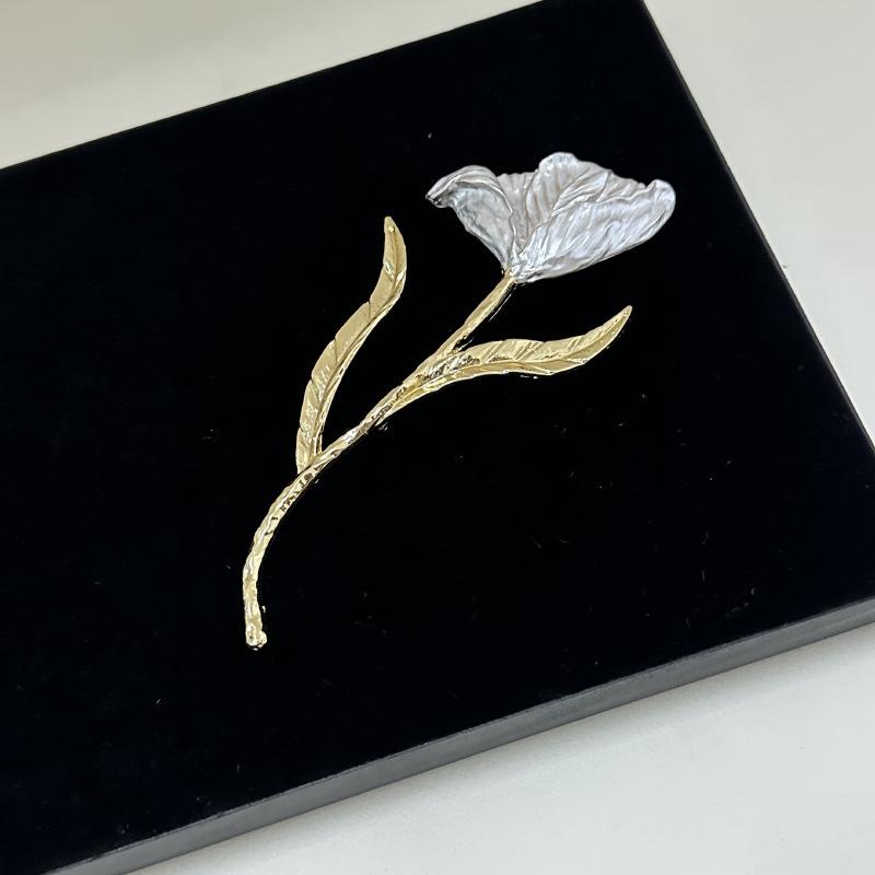 Vintage Metal Leaf Flower Brooches for Women Fashion Corsage Lapel Pins Wedding Part Jewelry Badge Accessories Gifts
