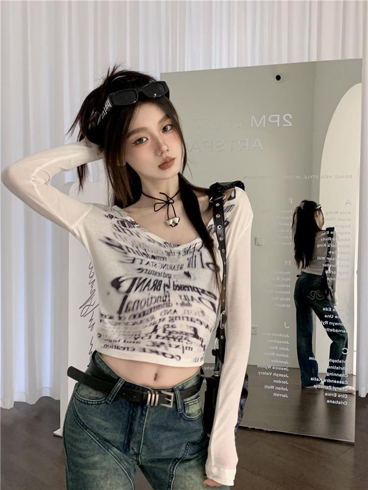 Women's Y2K Slim Fit V-Neck Letter Print Long Sleeve Crop Top