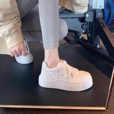 Neue Sommer Herren runde Kopf Innenhöhenerhöhung dicke Sohle Schnürung Sport und Freizeit kleine weiße Schuhe Studentin Board Schuhe