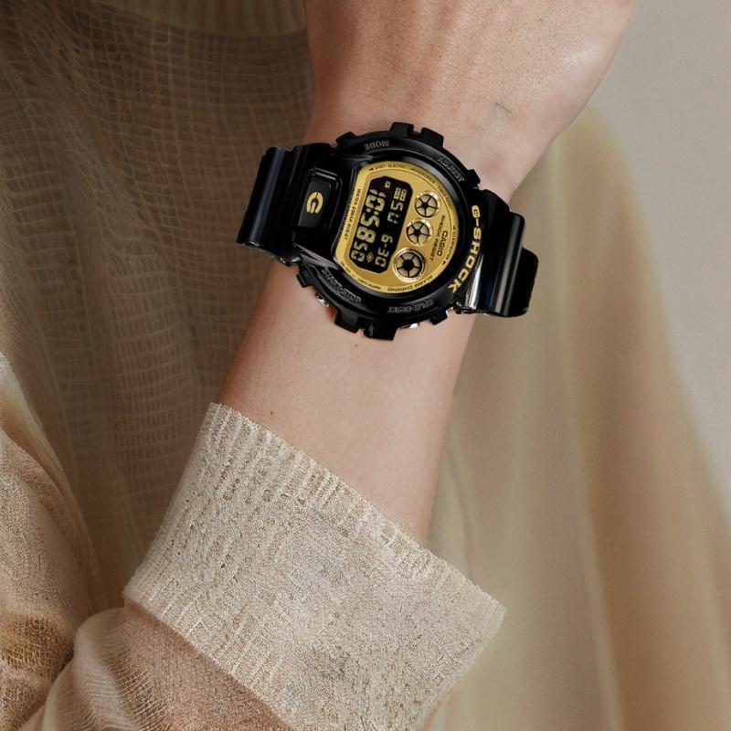 Casio Stoper/timer LCD z trzema wyświetlaczami, podświetlenie EL, wodoodporny, antymagnetyczny i odporny na wstrząsy, do sportów rekreacyjnych, mechanizm kwarcowy DW-6900CB-1DS
