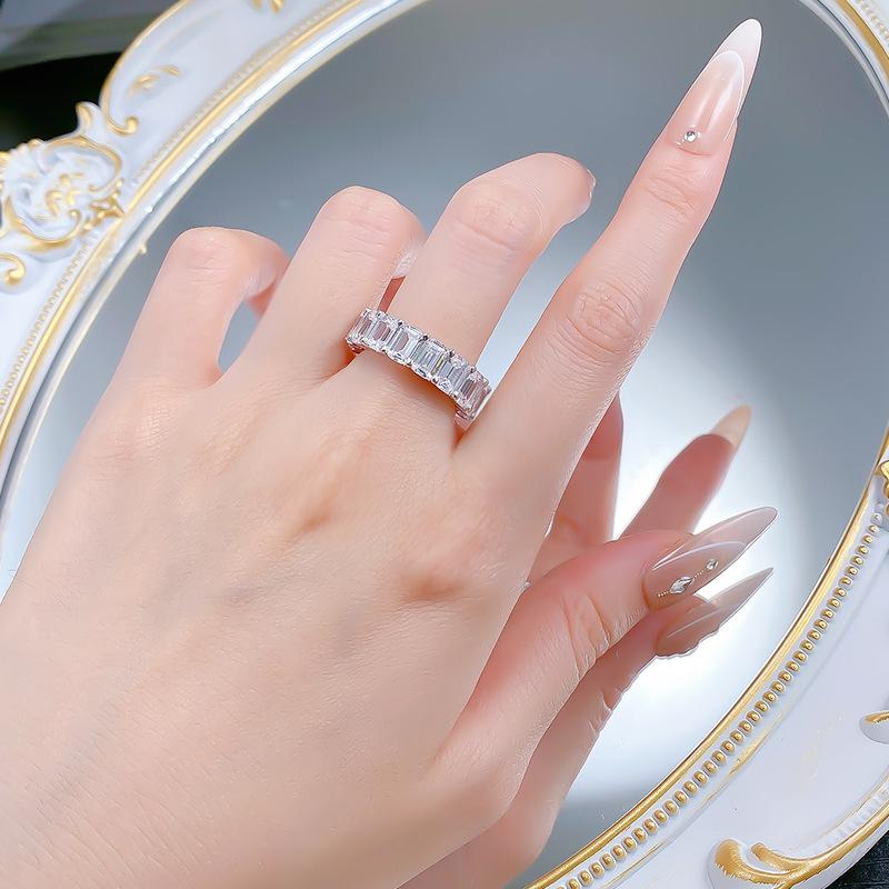 Mujing S925 Silver Stackable Socialite Ring with Simulated Emerald.