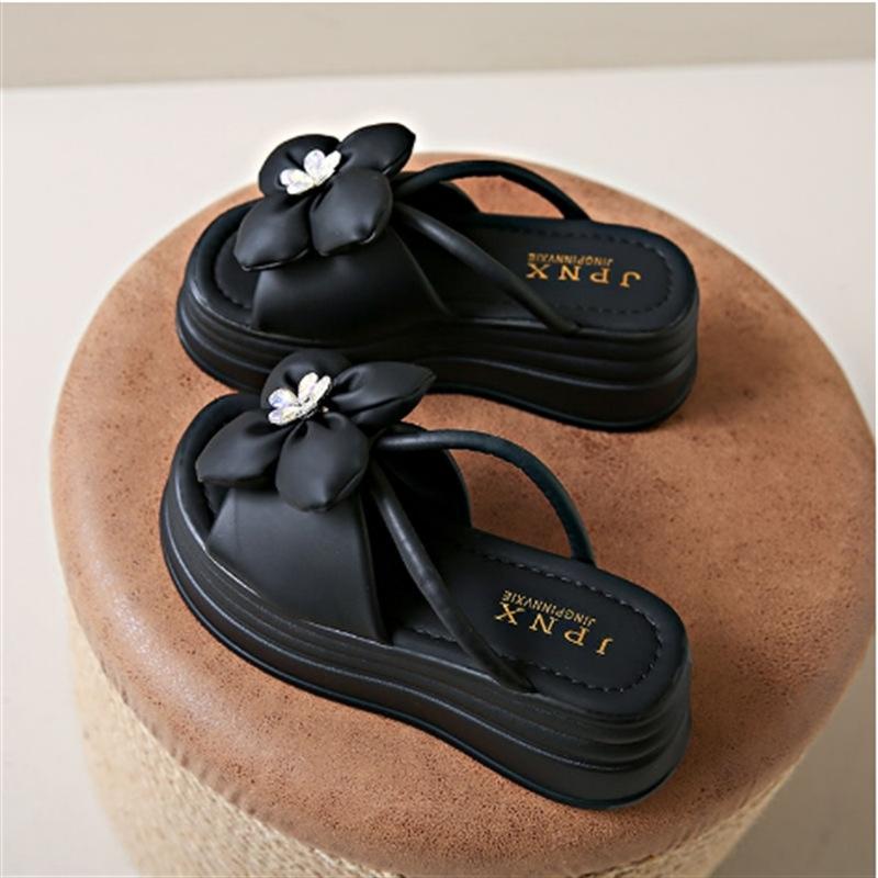Niche design solid color non-slip shoes 2024 summer round head with skirt slippers outer wear flower decoration cool slippers