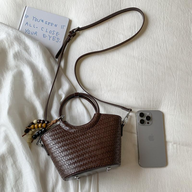 Large-capacity commuter woven bag women's 2025 retro new high-value vegetable basket bag fashionable shoulder messenger bag