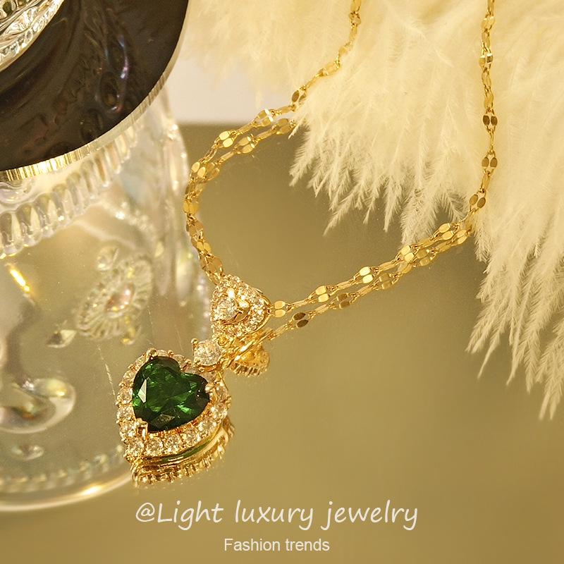 Collana con Ciondolo Farfalla Smeraldo: Catena Clavicola in Acciaio di Titanio di Lusso per Donne