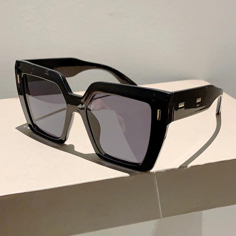 Luxury Designer Big Frame Square Sunglasses Women Men Fashion Vintage Punk Rivet Oversized Shades UV Protection