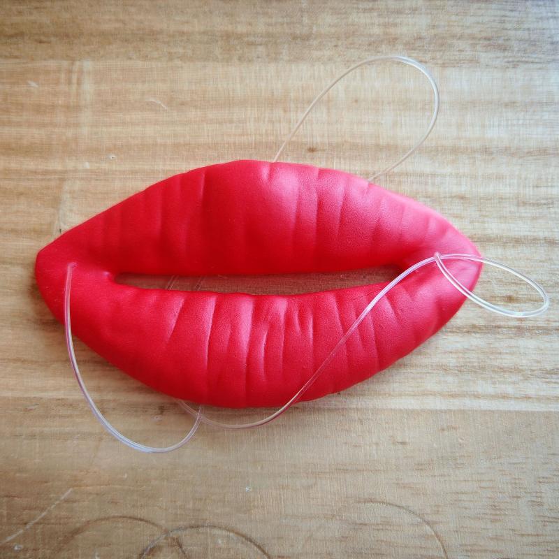 Realistic Red Lips Sausage Joke Prop for Funny Party Cosplay Halloween Gag Thick Novelty Accessory for Photo Booth