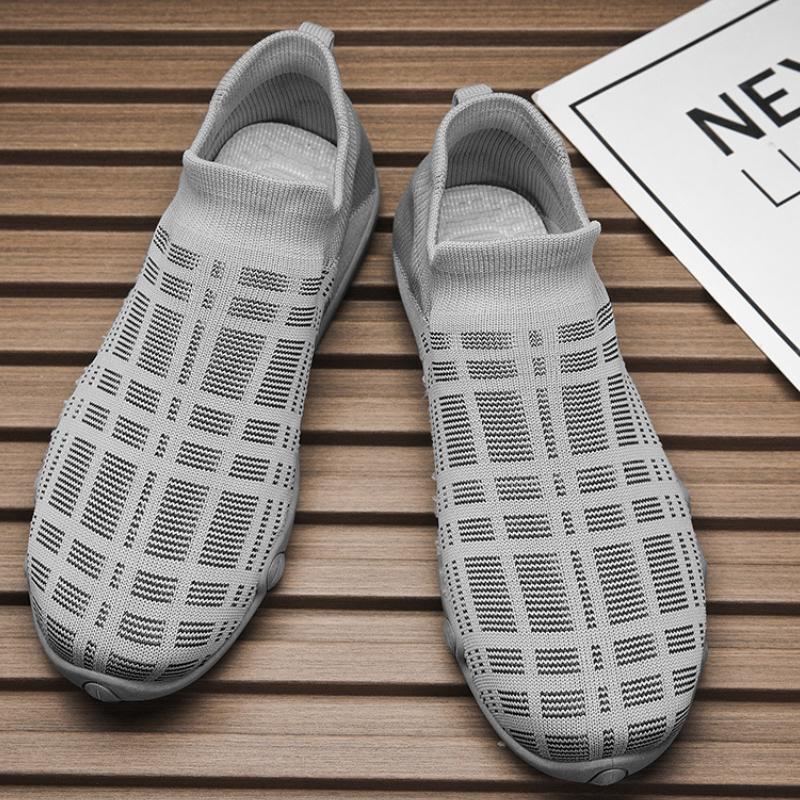 Breathable Men Casual Shoes Lightweight Outdoor Male Walking Shoes Anti-slip Knitted Men Sneakers Slip on Flats Vulcanized Shoes