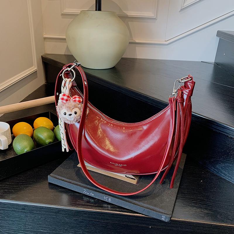 Today's Popular Bags Are Women's New Fashionable and Versatile High-end Shoulder Bags, Retro Messenger Dumpling Bags.