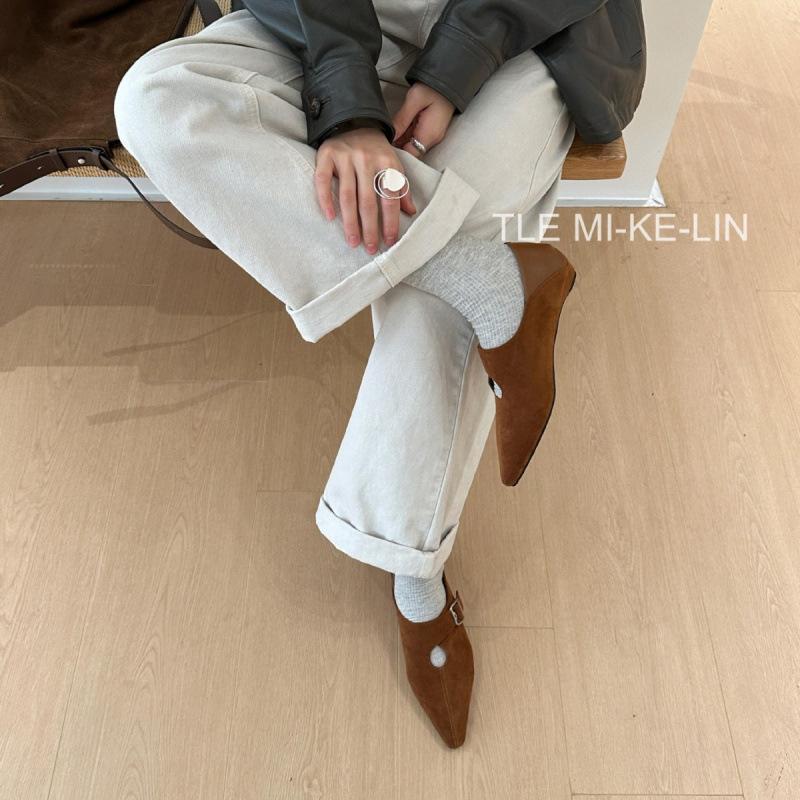 French retro pointed belt buckle low heel deep mouth single shoes women's 2025 autumn and winter design sense suede versatile grandma shoes