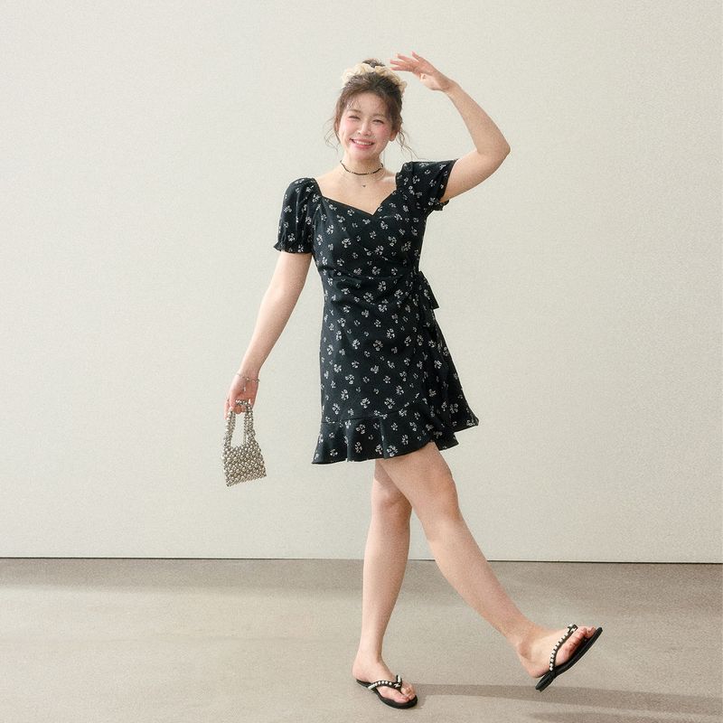 

Clothing for Adults, New Style Dress for Slightly Chubby Women, Slimming Effect, Beach Vacation Style, Black Floral Dress with a Sense of Design Short skirt M