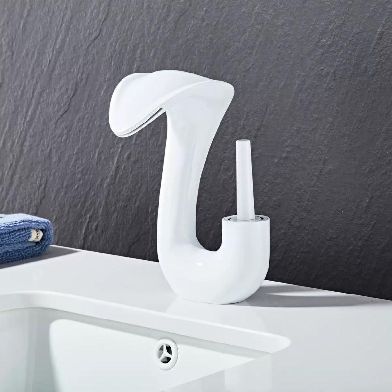 Gold Creative Wash Basin Faucet Hot and Cold Bathroom Sink Taps Single Hole Toilet Bathroom Faucets Brass Deck Mounted Water Tap