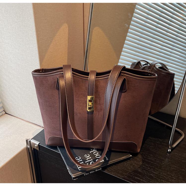

Large-capacity commuter shoulder bag women s 2025 new casual retro tote bag popular underarm bag темно-коричневого кольору