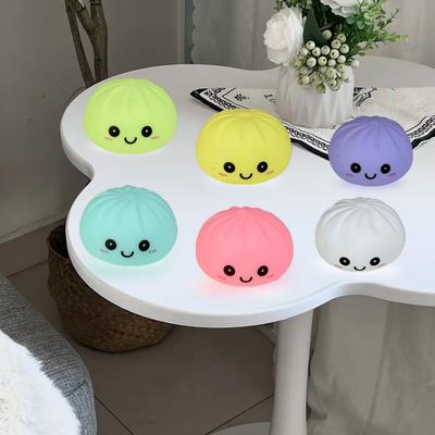 Squishies pierożki Bułka LED: Świecąca Piszcząca Zabawka do Ściskania, Realistyczna Ozdoba Jedzenia, Solidny Żelowy Sensoryczny Reduktor Stresu, Prezent