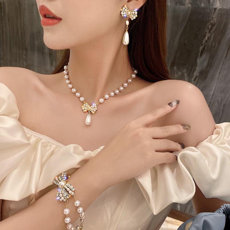 2023 Pearl Choker Necklace: Elegant Women's Clavicle Chain for European & American Styles