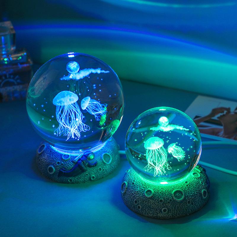 3D Laserem Gravírovaná Křišťálová Koule Noční Světlo - Ideální na Stoly a jako Studentské Dárky