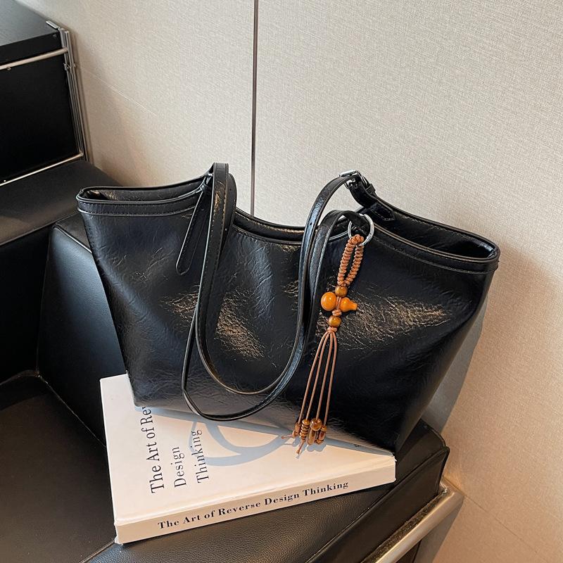 Retro Bag Women's Large Capacity 2025 New Autumn and Winter Versatile Simple Shoulder Bag Texture Commuter Tote Bag