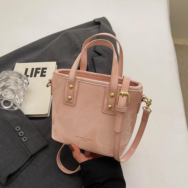 

Модна жіноча сумка-відро кросбоді 2024: Нішевий дизайн, універсальна висококласна сумка через плече Pink without pendant. 19*9*15 рожевий