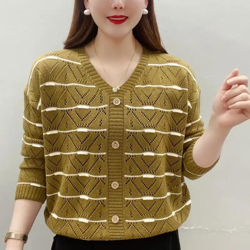 Nuovo Pullover alla Moda e Semplice a Righe Scollo a V Monopetto Lavorazione a Maglia Vuota Dimagrante Versatile