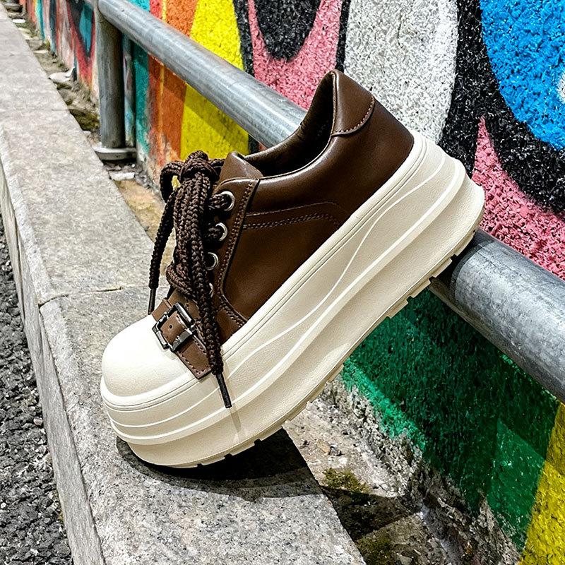 

Женские новые осенние кроссовки на толстой подошве и с большим носком, увеличивающие рост, универсальные, на шнуровке 40 коричневый