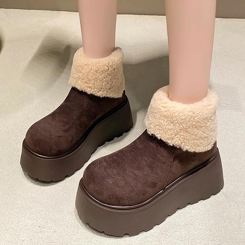 Kozačky dámské na platformě kožešinové kotníkové semišové krátké plyšové střední podpatky bavlněné boty 2025 trend teplé ležérní zimní nové boty pro ženy