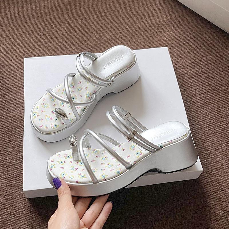 

Small fresh toe square head floral sandals women s summer new slope heel cool slippers women 39 серебряный