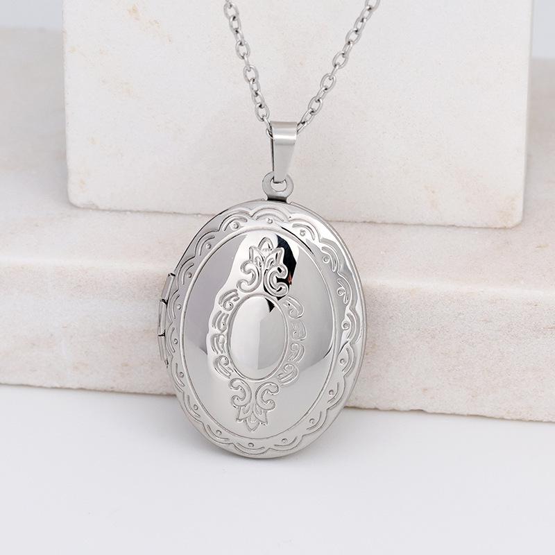 Retro Oval Clavicle Chain Locket Necklace with Engraved Pattern