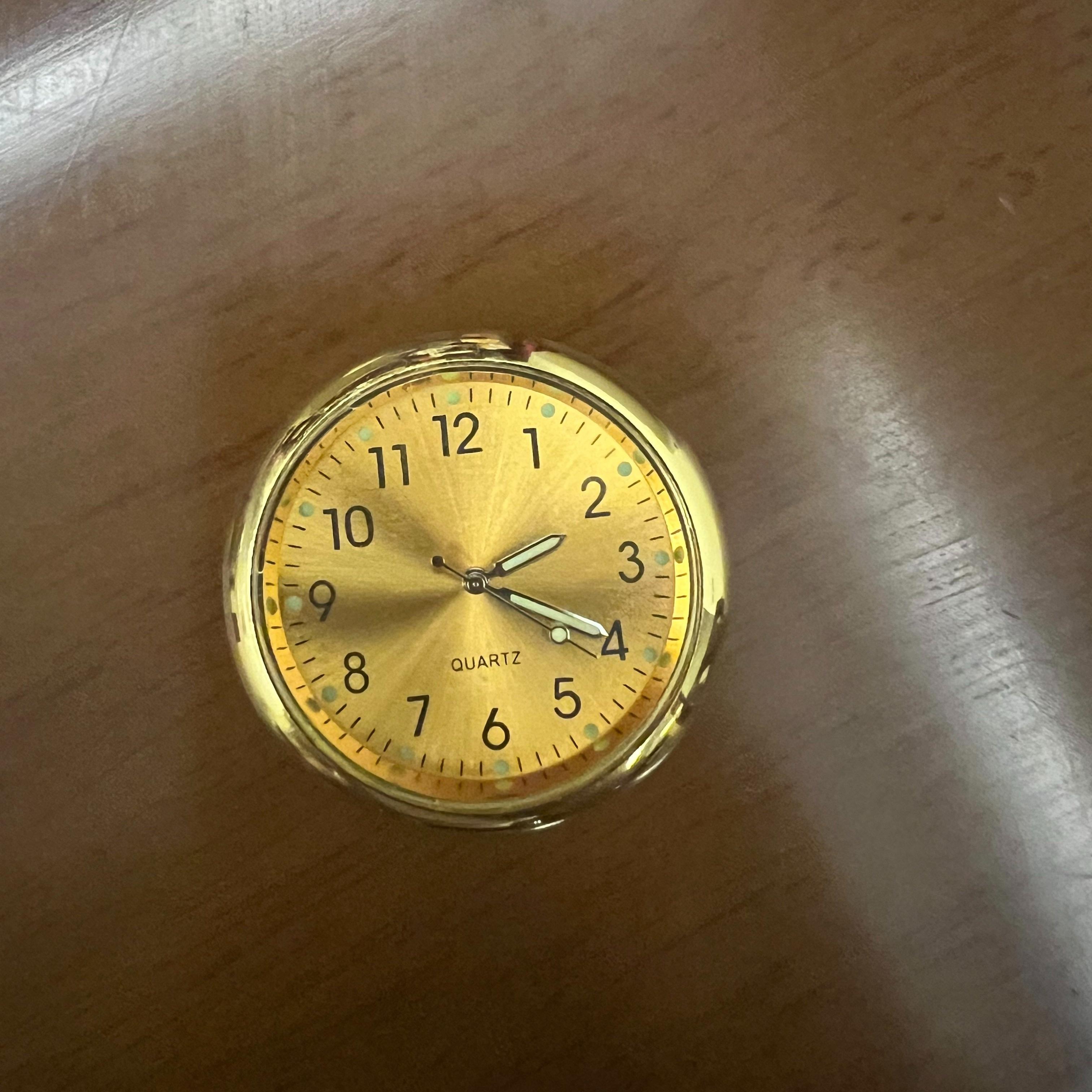 

Часы на приборной панели автомобиля с люминесцентным циферблатом - Мини-авто кварцевые часы из цинкового сплава для внутренних автомобильных аксессуаров (4см) золотистый