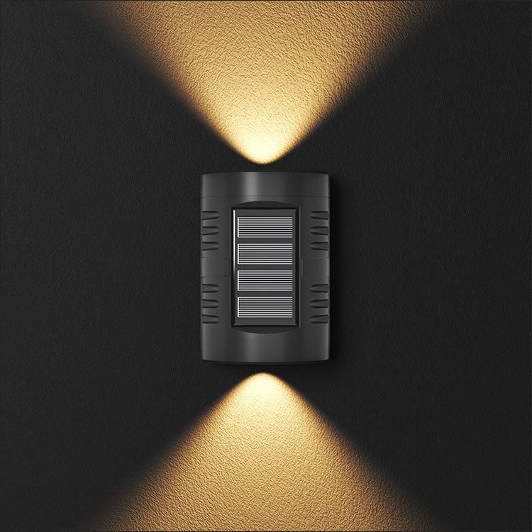 מנורת קיר חיצונית עמידה למים עם ראש כפול סולארי: פנס גן עולה/יורד עם קישוט זוהר