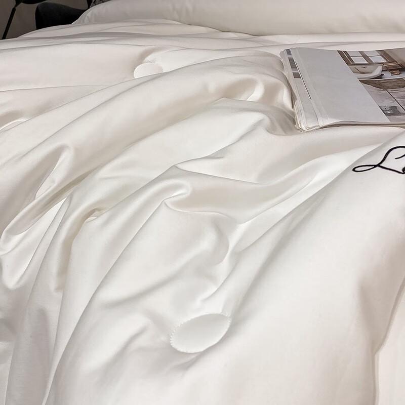 Yiyiai Honeybee Quilt