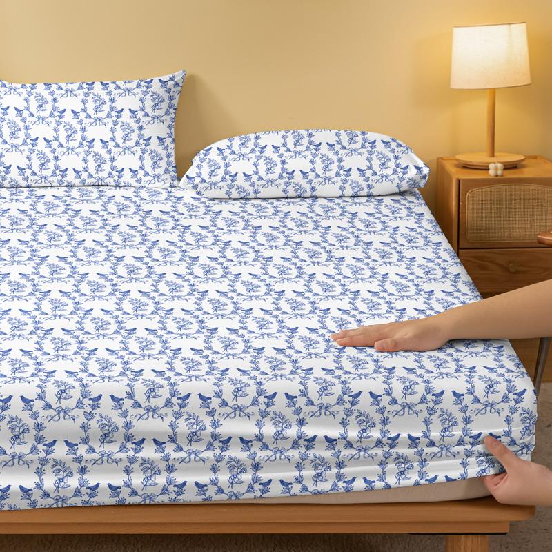 1Pc Blue And White Magpie Pattern Brushed Fitted Sheet, Printed Bed Cover For Bedroom, Bedding (Excluding Pillowcases)